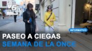 ‘Paseo a ciegas’ para el colectivo de la prensa en la semana de visibilidad de la ONCE